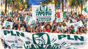 Jubilado revisa en casa sus recibos de nómina y una solicitud digital de pensión